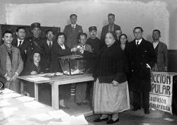 Mujer ejerciendo su derecho al voto.